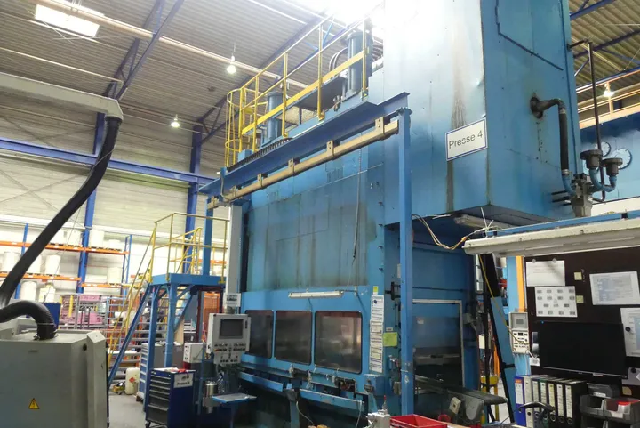 Presslinie mit RASTER - Zeulenoda, Typ Exenterpresse HR400/3000 NL-RK sowie Walzenvorschub/Materialdurchförderer und Richteinrichtung Presskraft 400kN